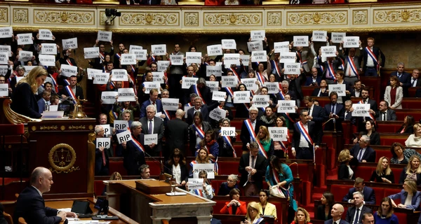 Парламент Франции не смог свергнуть правительство и отклонить скандальную пенсионную реформу