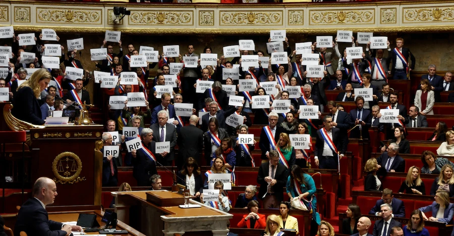 Парламент Франції не зміг повалити уряд і відхилити скандальну пенсійну реформу