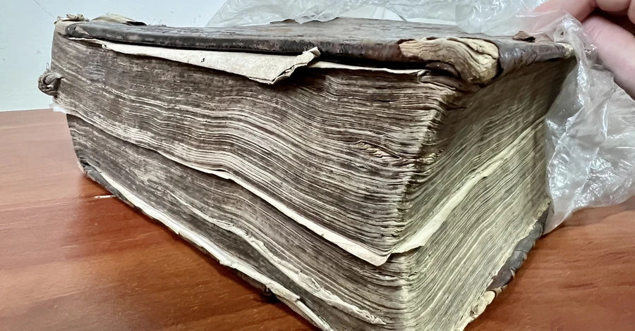В Киевской области таможенники изъяли старинную библию, которую пытались вывезти в Канаду