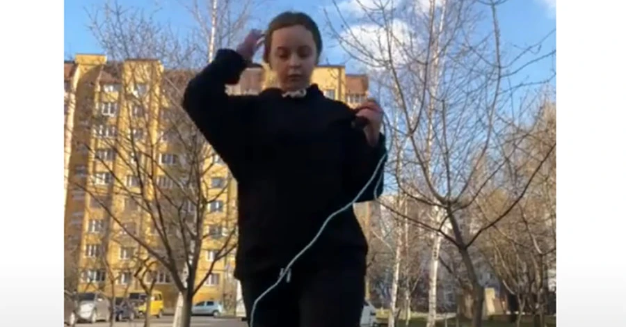 В Івано-Франківську люди вийшли на акцію підтримки дівчини, що стрибала на скакалці 