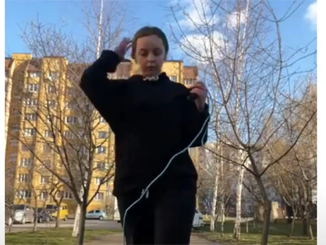 В Івано-Франківську люди вийшли на акцію підтримки дівчини, що стрибала на скакалці 