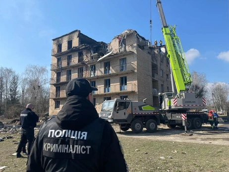 В разрушенном Россией общежитии на Киевщине нашли четвертого погибшего