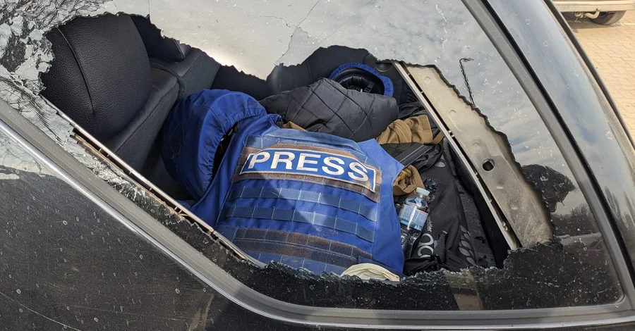 Машину журналистов обстреляли под Бахмутом - осколки застряли в журнале с Залужным