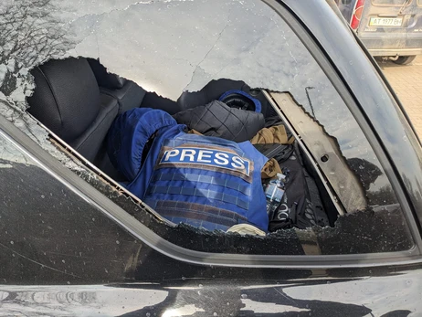Машину журналистов обстреляли под Бахмутом - осколки застряли в журнале с Залужным