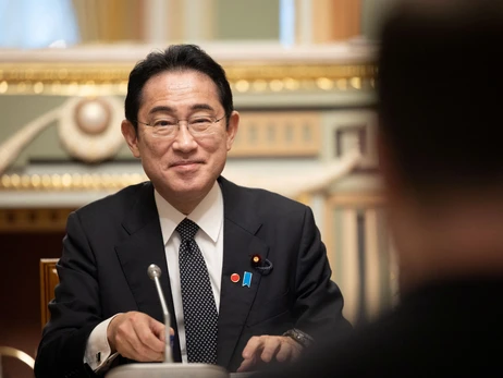 Прем'єр Японії подарував Зеленському талісман часів російсько-японської війни