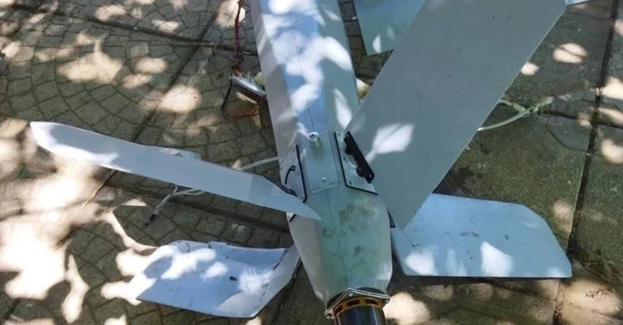 На Херсонщині росіяни скинули з дрона вибухівку на адмінбудівлю