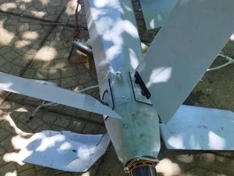 На Херсонщині росіяни скинули з дрона вибухівку на адмінбудівлю