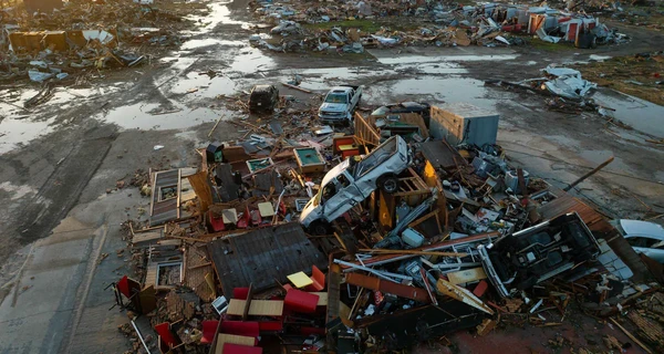 В США из-за разрушительных торнадо погибли 23 человека, один город полностью уничтожен
