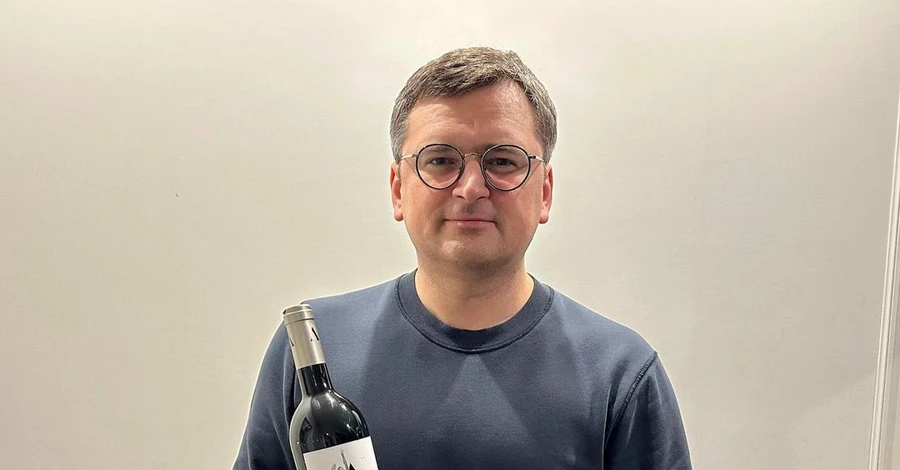Кулеба програв главі МЗС Британії пляшку українського вина
