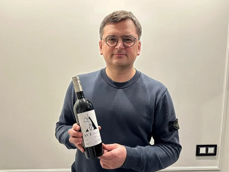 Кулеба програв главі МЗС Британії пляшку українського вина