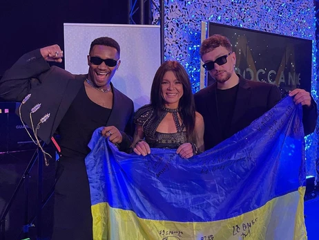 Руслана выступила на вечеринке Евровидения-2023 в Барселоне с флагом Украины, который ей передали из Бахмута