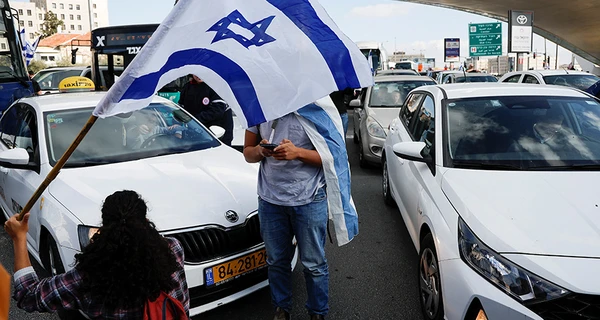 Закрываются аэропорты и посольства: Израиль взбунтовался против судебной реформы