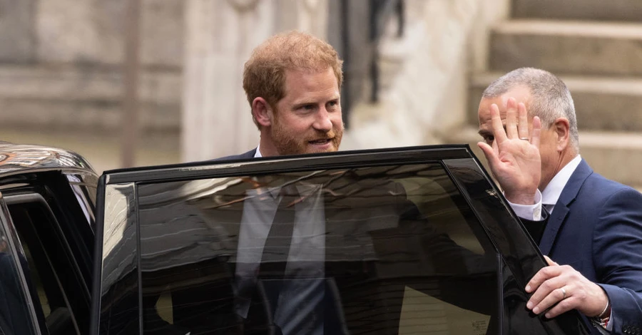Принц Гарри прилетел в Лондон на суд против британских таблоидов