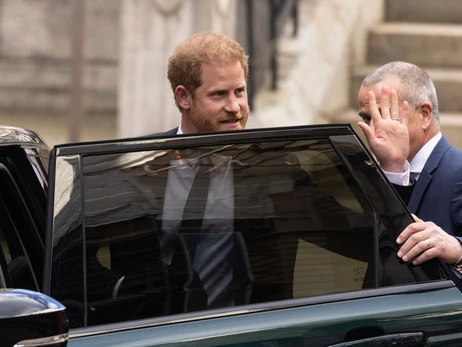 Принц Гаррі прилетів до Лондона на суд проти британських таблоїдів