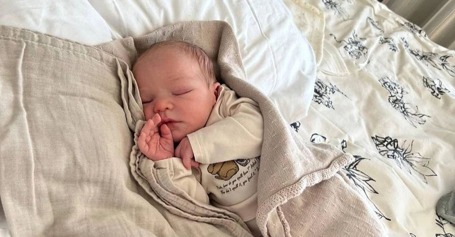 Полузащитник сборной Украины Цыганков показал новорожденного сына