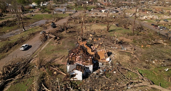 Байден ввел чрезвычайное положение в регионе США, где пронеслось смертоносное торнадо