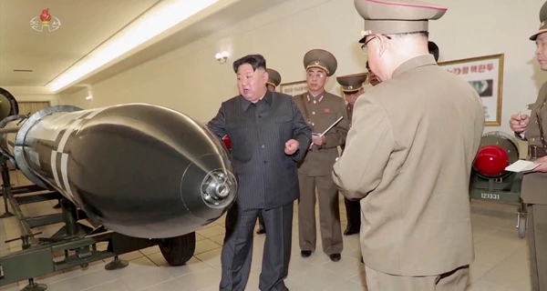 Государственная газета КНДР впервые опубликовала фото Ким Чен Ина с ядерными боеголовками