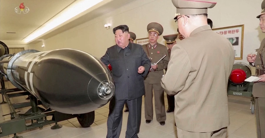 Державна газета КНДР вперше опублікувала фото Кім Чен Ина з ядерними боєголовками