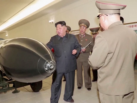 Державна газета КНДР вперше опублікувала фото Кім Чен Ина з ядерними боєголовками