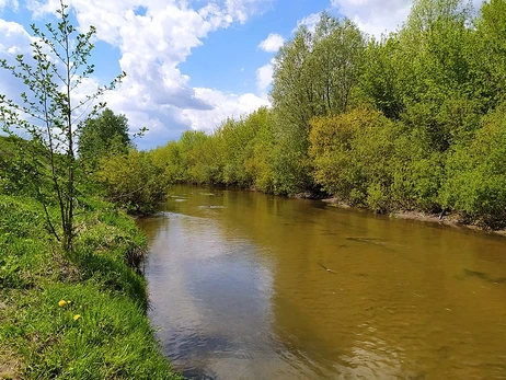 На Львівщині різко піднявся рівень води – посеред річки застрягло авто з людьми