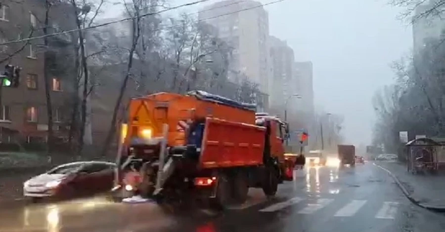 У Києві випав сніг: влада столиці просить містян бути обережними