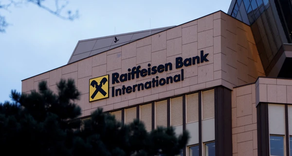 Австрійський Raiffeisen Bank «продовжить розглядати» можливість виходу з Росії