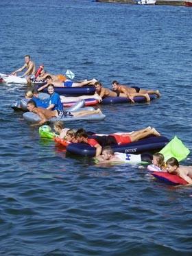 В Севастополе прошли гонки на матрацах  