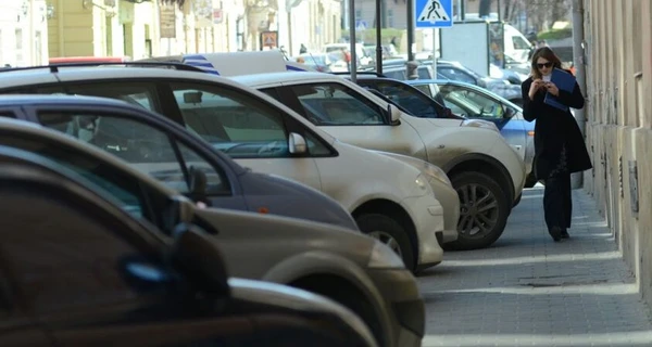 Львовян призвали жаловаться на неправильно припаркованные авто ради помощи ВСУ