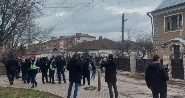 В Хмельницком протестующие штурмуют храм из-за видео с избиением военного