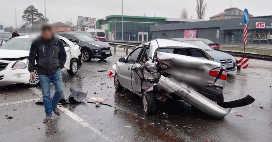 В Киеве масштабное ДТП: столкнулись 10 автомобилей, есть пострадавшие