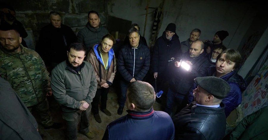 Зеленський відвідав Ягідне та побажав Путіну провести залишок життя у підвалі