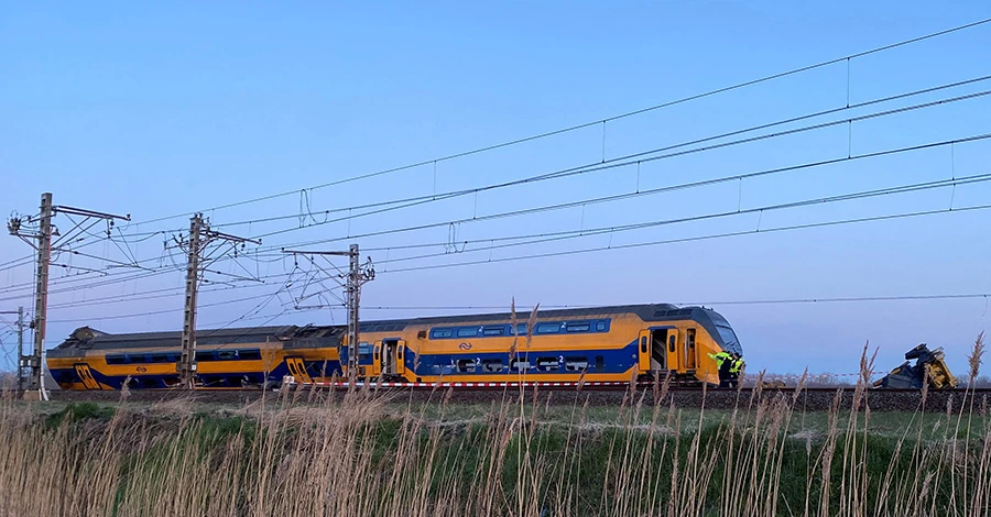У Нідерландах десятки людей постраждали через зіткнення пасажирського поїзда та будівельного крана