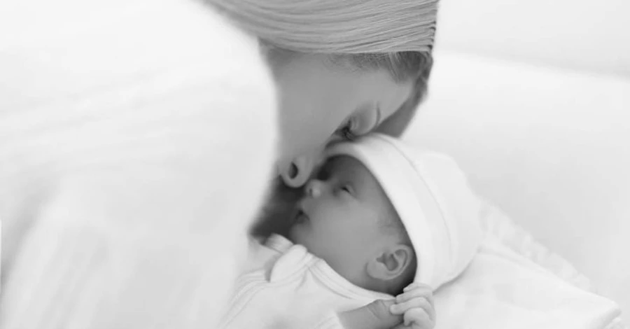 Періс Хілтон розчулила підписників новими знімками з новонародженим сином