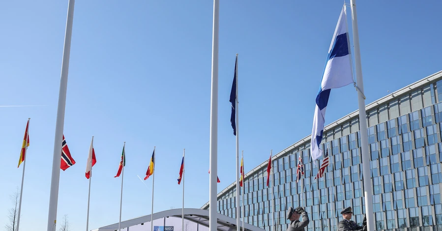 Під час церемонії у Брюсселі над штаб-квартирою НАТО підняли фінський прапор та потролили Путіна