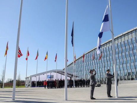 Під час церемонії у Брюсселі над штаб-квартирою НАТО підняли фінський прапор та потролили Путіна