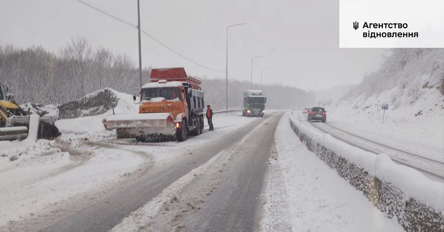 Из-за апрельских снегопадов в Украине опаздывают поезда и не курсируют троллейбусы