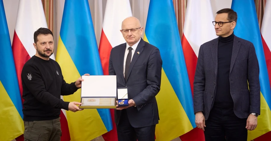Владимир Зеленский вручил мэрам четырех польских городов награду «Город-спаситель»