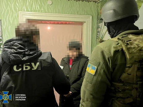 СБУ затримала жінку, яка коригувала ракетний удар по школі на Донеччині