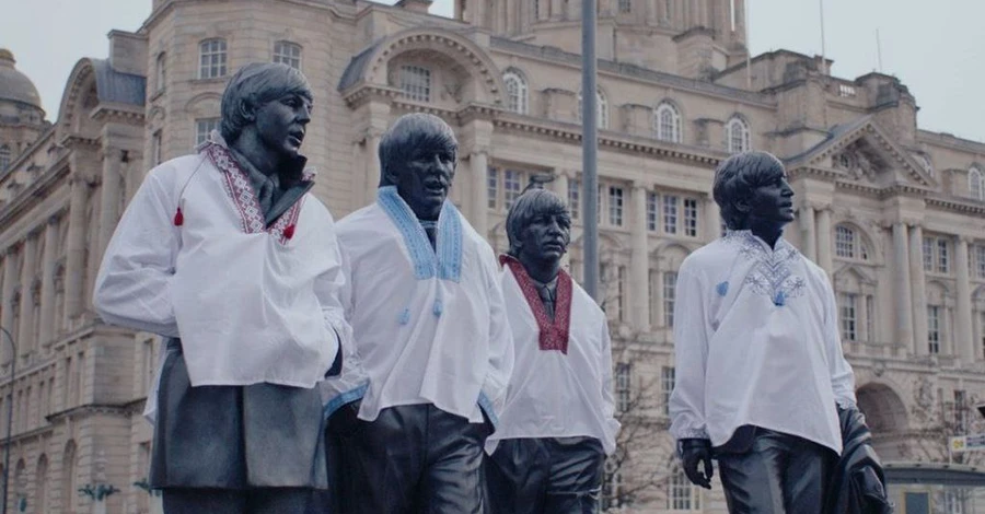 Памятник The Beatles в Ливерпуле одели в вышиванки к 