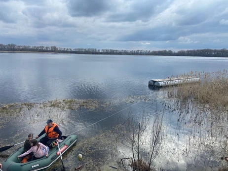  В Ровенской области спасли детей, оказавшихся на оторвавшемся от берега понтоне