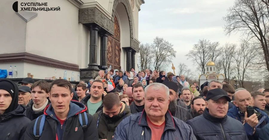 В Каменце-Подольском полиция разнимала потасовку верующих возле храма