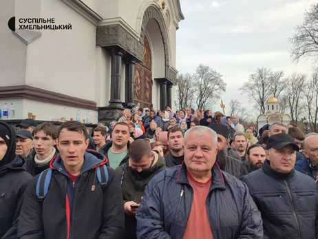 В Каменце-Подольском полиция разнимала потасовку верующих возле храма