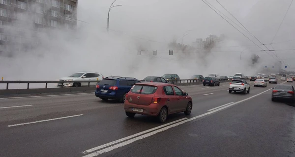 В Киеве кипяток затопил проезжую часть возле станции метро 
