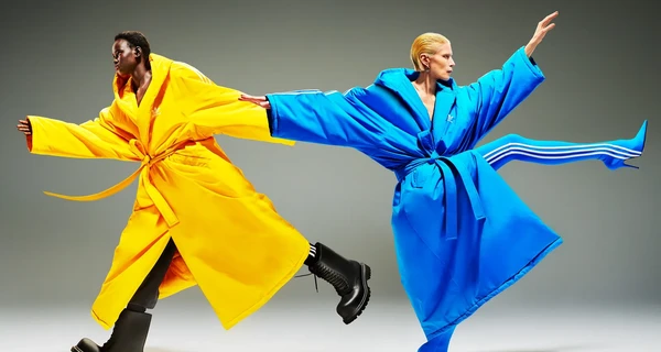 Креативный директор Balenciaga показал сине-желтые образы из весенней коллекции в поддержку Украины