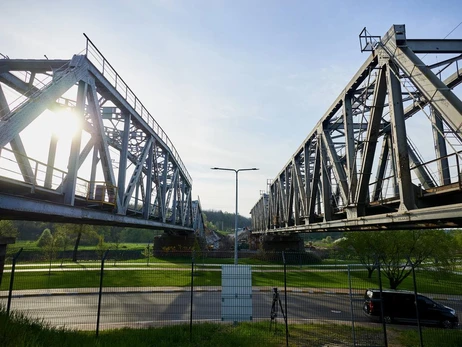 Железнодорожный мост через реку Ирпень полностью восстановили
