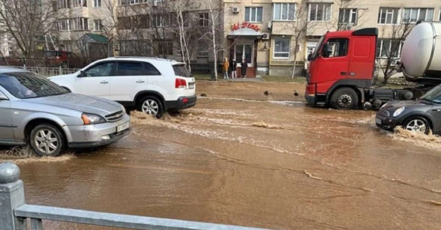 Дождь в Киеве будет лить как минимум сутки: коммунальщики пытаются не допустить потопов