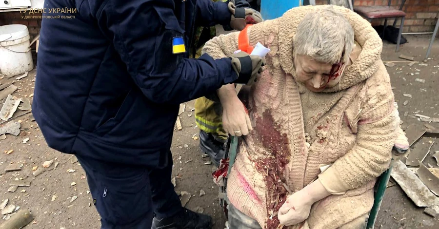 Россия обстреляла Никополь, пожилую пару достали из-под завалов частного дома