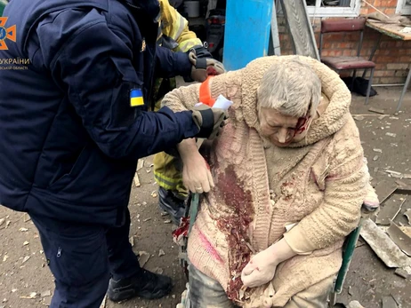 Россия обстреляла Никополь, пожилую пару достали из-под завалов частного дома