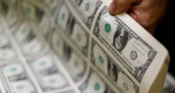 Время избавляться от долларов? Насколько реален крах американской валюты