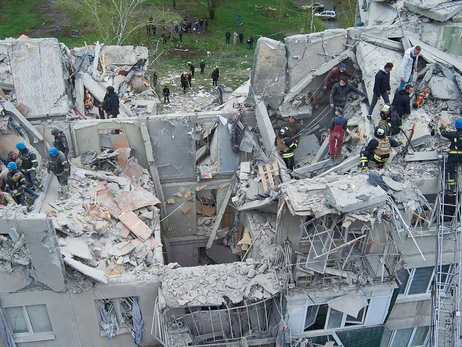 В Славянске из-под завалов достали женщину - количество погибших от обстрела достигло девяти